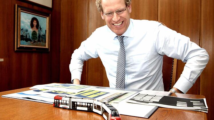 Herzogenaurachs Bürgermeister German Hacker hat bereits ein Stub-Modell auf seinem Schreibtisch.  Foto: Richard Sänger