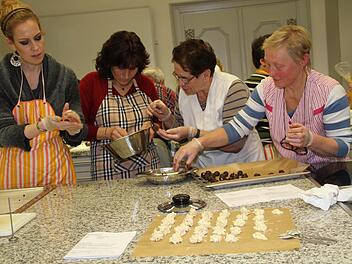 Pralinen machen Arbeit, deshalb ist Zusammenarbeit gefragt. Foto: Gerda Völk