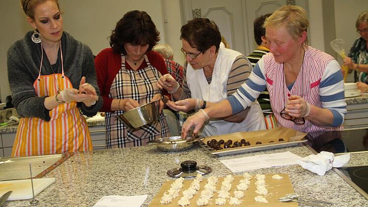 Pralinen machen Arbeit, deshalb ist Zusammenarbeit gefragt. Foto: Gerda Völk