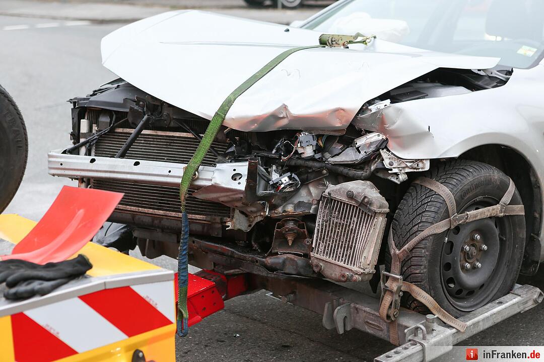 Ampel an Kreuzung ausgefallen - Zwei Pkw kollidieren in Obermichelbach