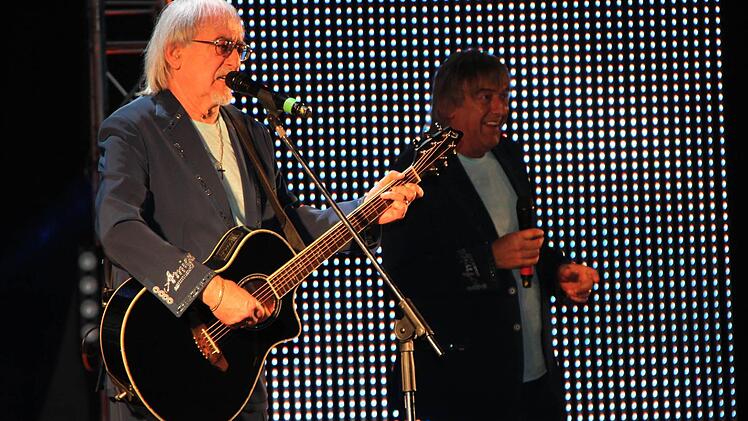 Die Brüder Bernd und Karl-Heinz Ulrich sangen in Ebermannstadt vor 500 Zuhörern in der Stadthalle. Fotos: Carmen Schwind