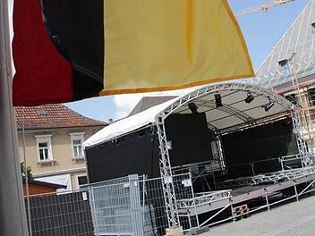 Freitagmittag musste noch die Beschallungsanlage angebracht werden, bevor abends das Eröffnungsspiel übertragen wurde. Am Sonntag steht um 21 Uhr das erste Deutschland-Spiel an.  Fotos: Maximilian Glas