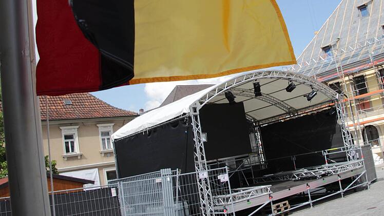 Freitagmittag musste noch die Beschallungsanlage angebracht werden, bevor abends das Eröffnungsspiel übertragen wurde. Am Sonntag steht um 21 Uhr das erste Deutschland-Spiel an.  Fotos: Maximilian Glas