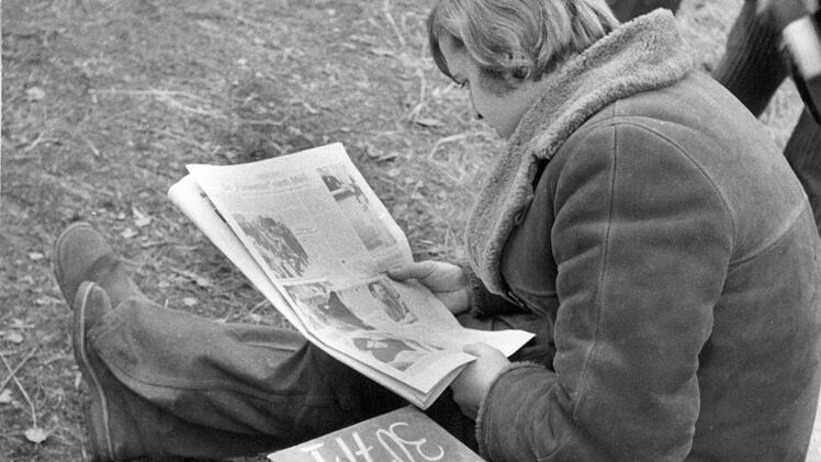 Tageblatt-Lektüre in der Drehpause. Foto: CT-Archiv