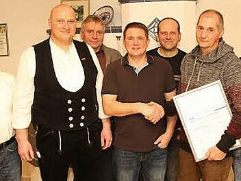 Frank Kräußlich (Zweiter v. r.) ist seit 25 Jahren bei der Firma Lindenlaub beschäftigt und wurde bei einer vorweihnachtlichen Feier mit der Urkunde der Handwerkskammer ausgezeichnet.  Foto: Michael Stelzner