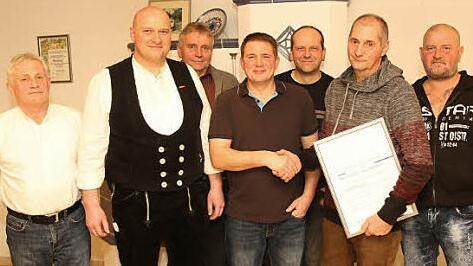 Frank Kräußlich (Zweiter v. r.) ist seit 25 Jahren bei der Firma Lindenlaub beschäftigt und wurde bei einer vorweihnachtlichen Feier mit der Urkunde der Handwerkskammer ausgezeichnet.  Foto: Michael Stelzner