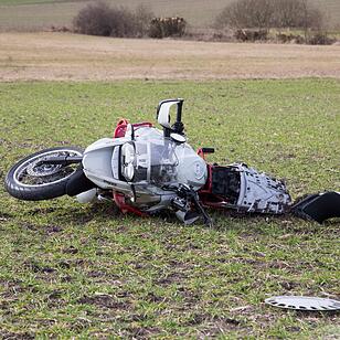 Tödlicher Unfall im Kreis Coburg: Motorrad verunglückt nach Überholmanöver