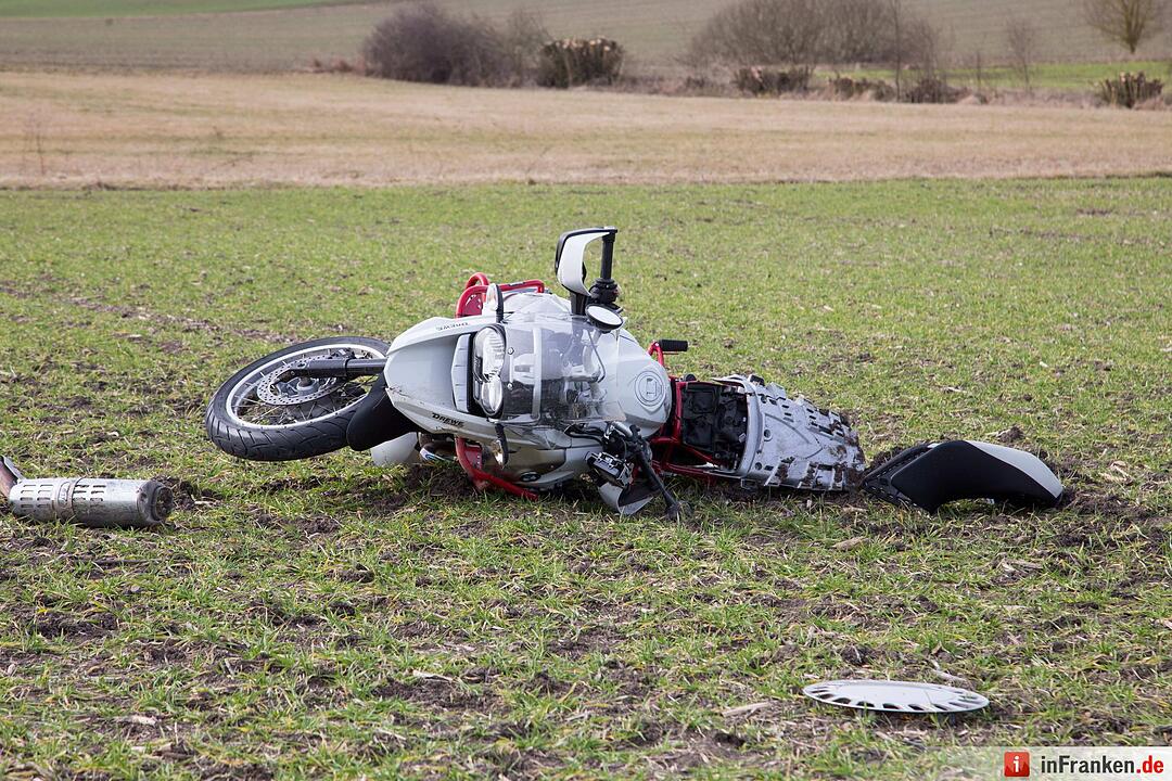 Tödlicher Unfall im Kreis Coburg: Motorrad verunglückt nach Überholmanöver