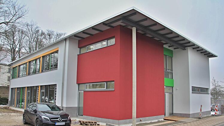 Das neue Betreuungsgebäude für die Grundschule in Ebern, dem das Kujathaus wich. Nur die Außenanlagen sind noch zu gestalten.