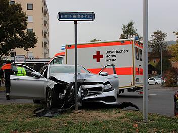 Nach der Einmündung zur Landwehrstraße rammte das Fahrzeug frontal ein Verkehrsschild und blieb liegen. Foto: Benedikt Borst