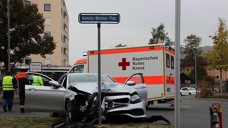 Nach der Einmündung zur Landwehrstraße rammte das Fahrzeug frontal ein Verkehrsschild und blieb liegen. Foto: Benedikt Borst