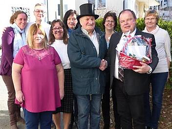 George Head feierte 85. Geburtstag. Im Bild (von links) Alexandra Schmidt, Gill Mason, Andreas Groß. Gisela Hagen, Renate Lauterbach, der Jubilar, Heike Söllner, Bürgermeister Werner Burger und Angelika Richter Foto: Klaus Peter Wulf