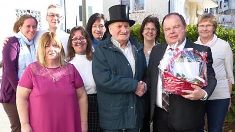 George Head feierte 85. Geburtstag. Im Bild (von links) Alexandra Schmidt, Gill Mason, Andreas Groß. Gisela Hagen, Renate Lauterbach, der Jubilar, Heike Söllner, Bürgermeister Werner Burger und Angelika Richter Foto: Klaus Peter Wulf