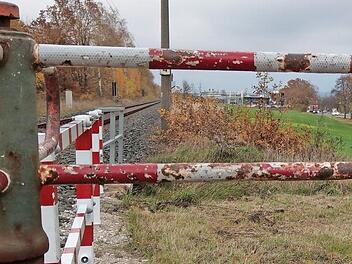 Der Bahn&uuml;bergang an der Neustadter Stra&szlig;e zwischen Coburg und D&ouml;rfles-Esbach. Hier verliefen schon einmal zwei Gleise, als es die Werrabahn noch gab. Foto: Simone Bastian