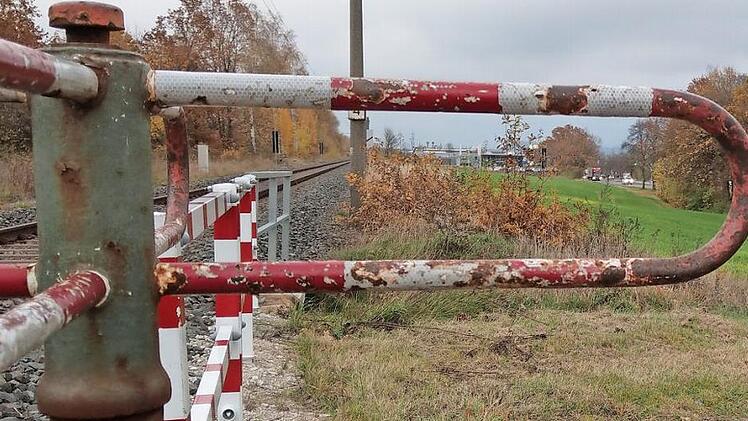 Der Bahn&uuml;bergang an der Neustadter Stra&szlig;e zwischen Coburg und D&ouml;rfles-Esbach. Hier verliefen schon einmal zwei Gleise, als es die Werrabahn noch gab. Foto: Simone Bastian