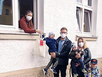 Die Familie Daum nimmt ihre &bdquo;Picknick to go&ldquo;-T&uuml;te am Regenbogenfenster der &bdquo;Villa Sonnenschein&ldquo; in Empfang.