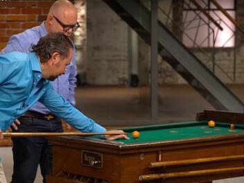 Für Wolfgang Pauritsch (links) und Benjamin Leo Leo wird die neueste Aktion bei "Bares für Rares" (ZDF) plötzlich zum Zweikampf.