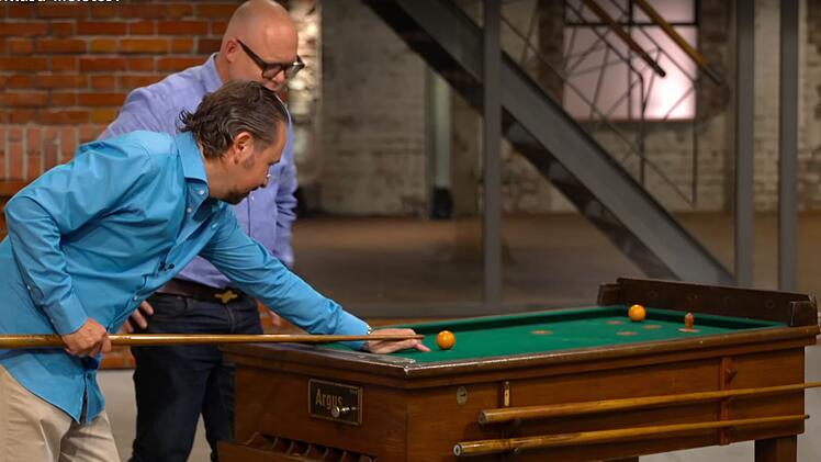 Für Wolfgang Pauritsch (links) und Benjamin Leo Leo wird die neueste Aktion bei "Bares für Rares" (ZDF) plötzlich zum Zweikampf.