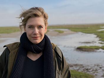 Anne (Ina Weisse) glaubt an das Wiederauftauchen ihres Mannes - wird sie die Wahrheit aufdecken?