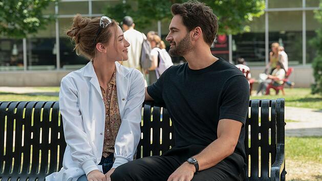Alles nur Fake? Da sind sich Olive Smith (Lili Reinhart) und Professor Adam Carlsen (Tom Bateman)  in der Bestseller-Verfilmung "Die theoretische Unwahrscheinlichkeit von Liebe" irgendwann selbst nicht mehr so sicher.