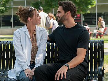 Alles nur Fake? Da sind sich Olive Smith (Lili Reinhart) und Professor Adam Carlsen (Tom Bateman)  in der Bestseller-Verfilmung "Die theoretische Unwahrscheinlichkeit von Liebe" irgendwann selbst nicht mehr so sicher.