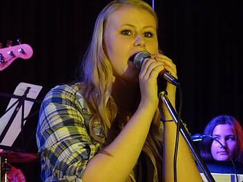 Superstar: Noch sitzt Anna-Maria Dreßel auf der Schulbank der Realschule Ebern. Vielleicht steht sie mit ihrem Talent schon bald auf den großen Bühnen der Welt? Ihr Auftritt mit "Radioactive" war großartig. Fotos: Johanna Eckert