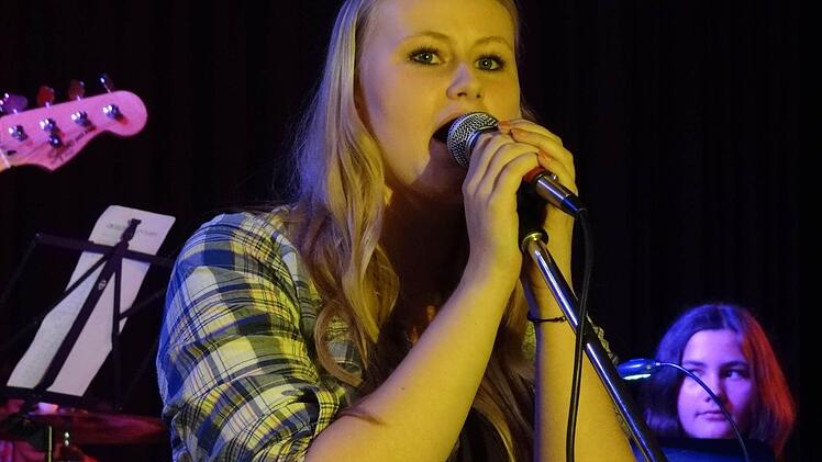 Superstar: Noch sitzt Anna-Maria Dreßel auf der Schulbank der Realschule Ebern. Vielleicht steht sie mit ihrem Talent schon bald auf den großen Bühnen der Welt? Ihr Auftritt mit "Radioactive" war großartig. Fotos: Johanna Eckert