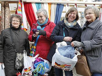 Sonja Grasser, Brigitte Achhammer, Ingrid Kunz und Marlies Treitl schwelgten auf dem Stoffmarkt. Sie waren mit anderen Frauen aus einer Forchheimer Patchwork-Gruppe eigens nach Bamberg gefahren. Foto: Matthias Hoch