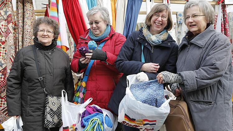 Sonja Grasser, Brigitte Achhammer, Ingrid Kunz und Marlies Treitl schwelgten auf dem Stoffmarkt. Sie waren mit anderen Frauen aus einer Forchheimer Patchwork-Gruppe eigens nach Bamberg gefahren. Foto: Matthias Hoch