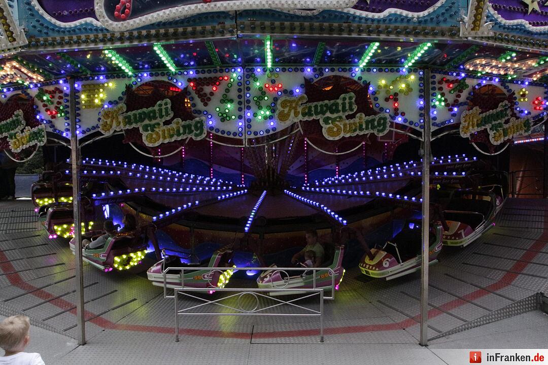 n zwei Tagen ist das Hawaii-Swing-Fahrgeschäft aufgebaut. Mit rund 8000 Lampen ist es eines der Fahrgeschäfte, das am auffälligsten beleuchtet ist. Die Fahrt im Hawaii Swing ist schnell und trotzdem auch schon für kleinere Gäste geeignet.