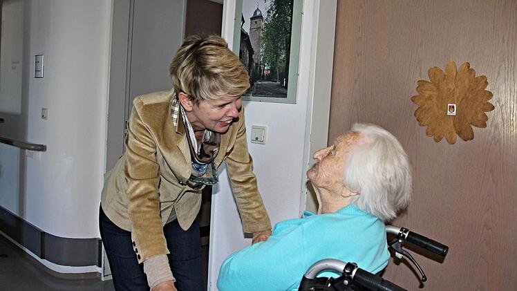 Heimleiterin Ute Engel im Gespräch mit der ältesten Bewohnerin von St. Elisabeth. Frieda Gechter wird demnächst 101 Jahre alt. Foto. Helmut Will