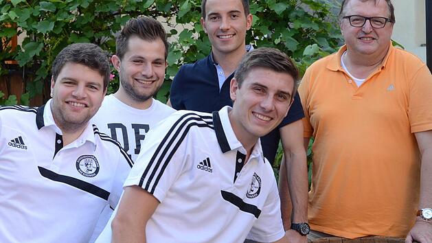 Eine gute Truppe: Unser Bild vom Lehrabend zeigt Bundesliga-Schiedsrichter Benjamin Brand (hinten) mit (von links) Hermann Freibott, Sebastian Wieber und Alexander Arnold von der SR-Gruppe Bad Kissingen sowie Bezirks-Schiedsrichterobmann Norbert Kr&ouml;ckel. Foto: J&uuml;rgen Schmitt