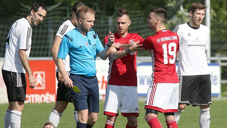 Schiedsrichter Martin Götz aus Tütschengereuth gilt als erfahrenen Referee - doch im Bezirksligaderby zwischen Bosporus Coburg und Sonnefeld erwischte auch der Unparteiische nicht seinen besten Tag.