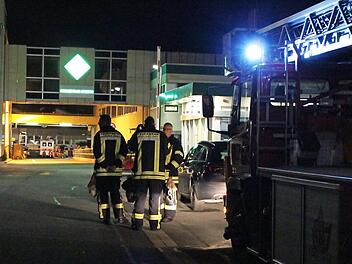 Vor dem Haupteingang des Schaeffler-Werkes in Höchstadt stand auch die Drehleiter der Feuerwehr in Warteposition.