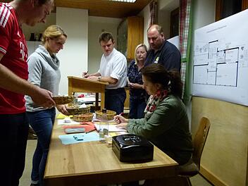 Spannend war die Auszählung der Stimmen (von links): Christian Brückner, Pia Dohles, Andreas Böhm, Claudia Helmprobst, Thorsten Helm-probst, Simone Lehmann. Foto: Lothar Weidner