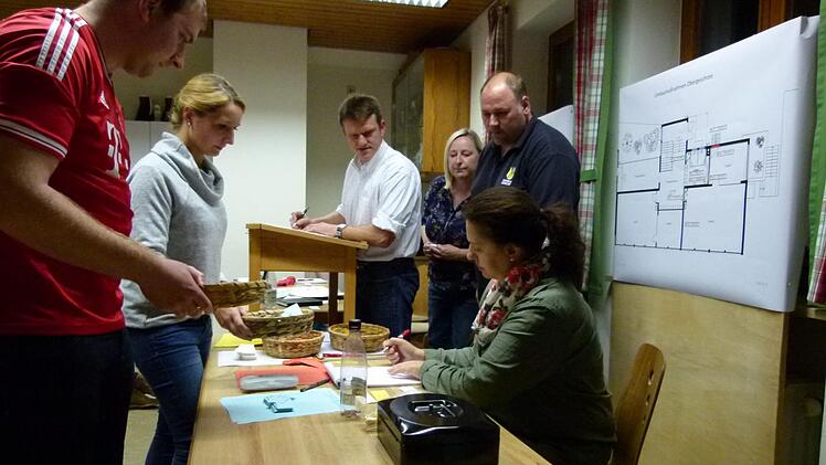 Spannend war die Auszählung der Stimmen (von links): Christian Brückner, Pia Dohles, Andreas Böhm, Claudia Helmprobst, Thorsten Helm-probst, Simone Lehmann. Foto: Lothar Weidner