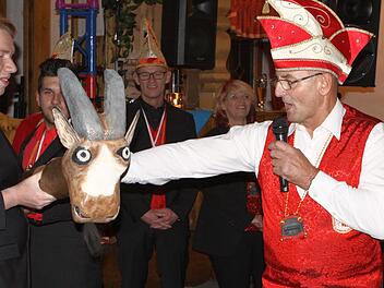 Die neue Universalwaffe des Vereins, "Rammbock Willi", vorgestellt von seinem Erschaffer Horst Selbert. Foto: Thomas Dill