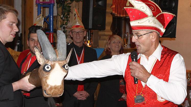 Die neue Universalwaffe des Vereins, "Rammbock Willi", vorgestellt von seinem Erschaffer Horst Selbert. Foto: Thomas Dill