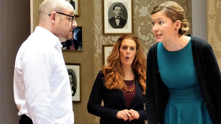 Der falsche Doktor (Alexander Hollweg) wird entlarvt. In der Mitte Patricia Lerner als Ottilie Thompson und Hannah Kreuzer als Fränzchen.