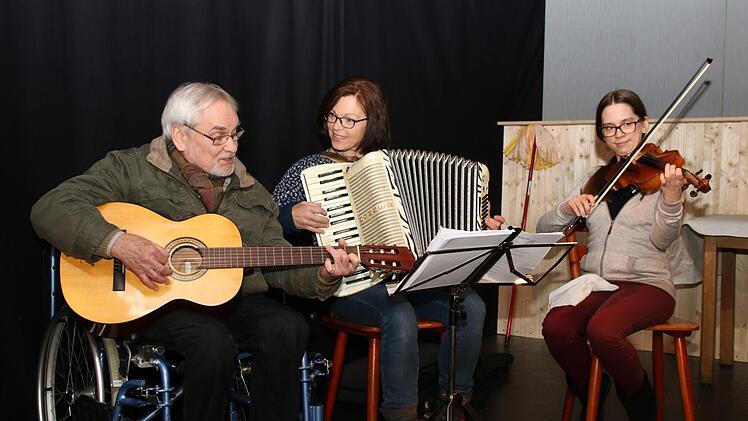 Auch Musik spielt in der Franken-Revue eine wichtige Rolle. Im Bild (von links) Frank Nickel, Evelyn Appoldt und Nadine Dörfler.Foto: Katrin Geyer