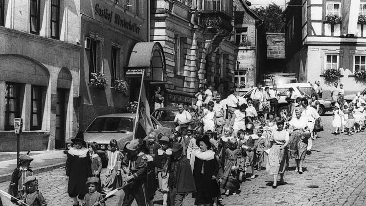 Der Kinderumzug - hier in der Amtsgerichtsstraße - erfreute sich in allen Jahren großer Beliebtheit. Foto: Archiv