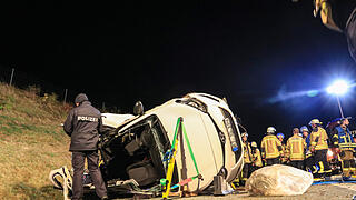 A70: Auto schleudert in Betonwand und &uuml;berschlagt sich mehrfach - Familie schwer verletzt