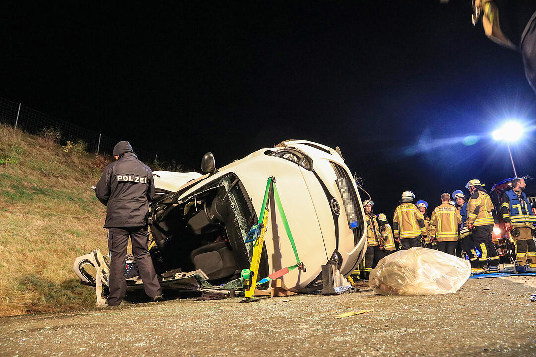 A70: Auto schleudert in Betonwand und überschlagt sich mehrfach - Familie schwer verletzt