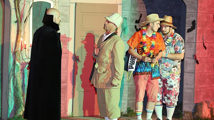 Die Vampirkomödie "Dracula -  Sippschaft mit Biss", zeigten die  Laienspieler des Heimatvereins Maßbach auf der Freilichtbühne im Innenhof  des Schrimpf'schen Schlosses.  Foto: Dieter Britz