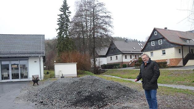 B&uuml;rgermeister Hans Pietz freut sich auf den zweiten Bauabschnitt der Dorferneuerung Friedersdorf. Nachdem Feuerwehrhaus und Dorfgemeinschaftshaus sowie obere Br&uuml;cke fertiggestellt sind, wurde nun gr&uuml;nes Licht f&uuml;r die Erneuerung der beiden Dorfstra&szlig;en mit Stra&szlig;enbeleuchtung und Breitbandkabel und den Dorfplatz gegeben, der vor&uuml;bergehend noch als Lagerplatz w&auml;hrend der Bauma&szlig;nahmen dient. K.- H. Hofmann