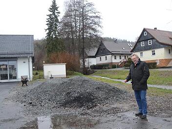 Bürgermeister Hans Pietz freut sich auf den zweiten Bauabschnitt der Dorferneuerung Friedersdorf. Nachdem Feuerwehrhaus und Dorfgemeinschaftshaus sowie obere Brücke fertiggestellt sind, wurde nun grünes Licht für die Erneuerung der beiden Dorfstraßen mit Straßenbeleuchtung und Breitbandkabel und den Dorfplatz gegeben, der vorübergehend noch als Lagerplatz während der Baumaßnahmen dient. K.- H. Hofmann