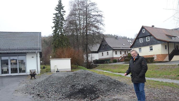 Bürgermeister Hans Pietz freut sich auf den zweiten Bauabschnitt der Dorferneuerung Friedersdorf. Nachdem Feuerwehrhaus und Dorfgemeinschaftshaus sowie obere Brücke fertiggestellt sind, wurde nun grünes Licht für die Erneuerung der beiden Dorfstraßen mit Straßenbeleuchtung und Breitbandkabel und den Dorfplatz gegeben, der vorübergehend noch als Lagerplatz während der Baumaßnahmen dient. K.- H. Hofmann