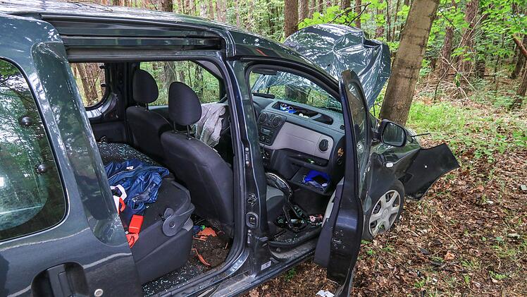 Zahlreiche Bierflaschen im Auto: Kleintransporter kracht frontal gegen Baum