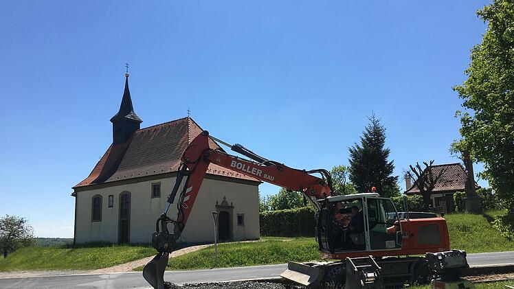 Unter anderem an der Sulzthaler Kreuzkirche wurden die Kurven für den Transport der Turmteile und Rotorblätter verbreitert.