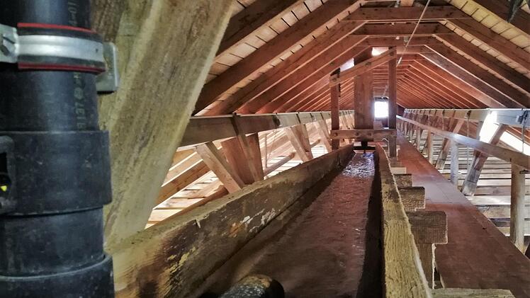 Über die Einlaufrinne im Dachgeschoss des Gradierbaus verteilt sich die Sole über das Schwarzdorn-Reisig.